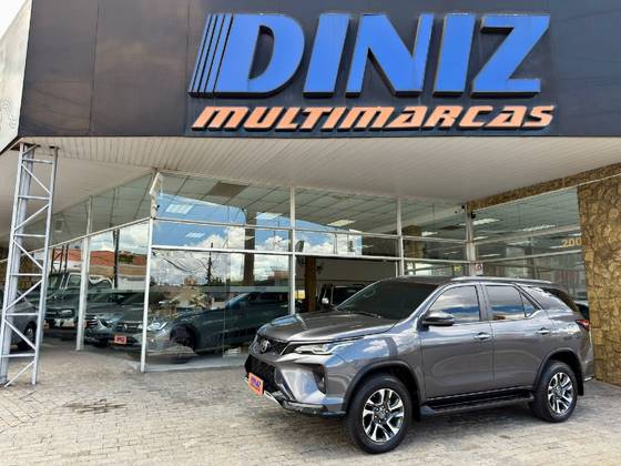 TOYOTA HILUX SW4 2.8 D-4D TURBO DIESEL SRX PLATINUM 7L 4X4 AUTOMÁTICO TOYOTA HILUX SW4 2.8 D-4D TURBO DIESEL SRX PLATINUM 7L 4X4 AUTOMÁTICO